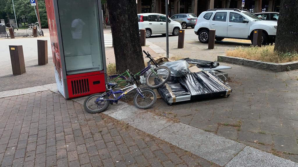 I materiali abbandonati in via Di Vittorio