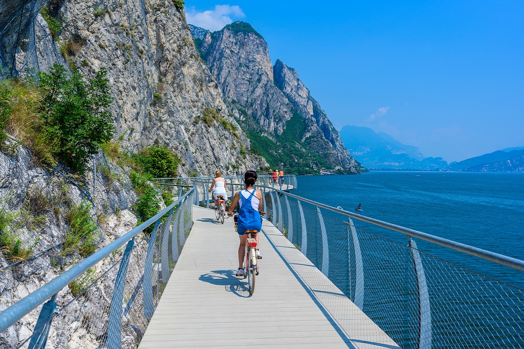 Limone-Garda-ciclovia-shutterstock_2072578916