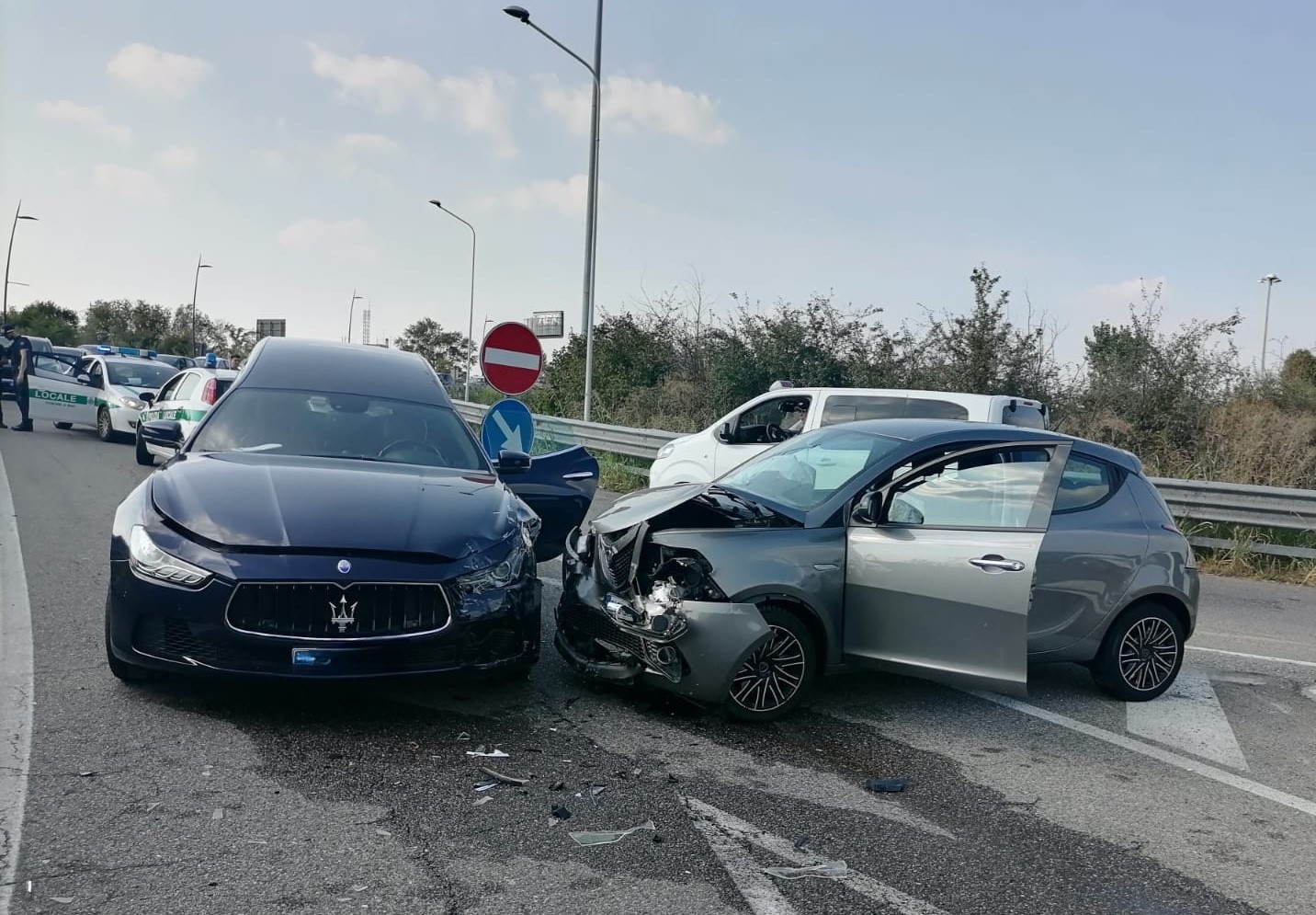 auto contro carro funebre 4 sett 23