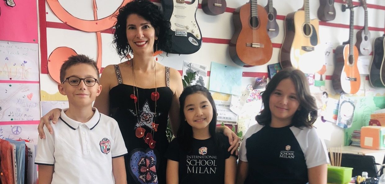 Maja Davidovic con i tre allievi di International School of Milan - foto credits ISM