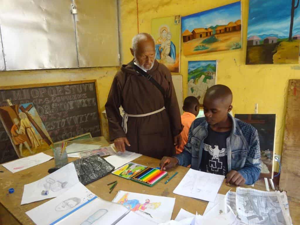 Padre Gioacchino con studente-min (3)