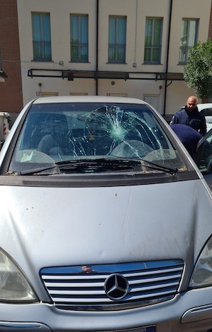 Mercedes investe pedone