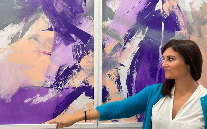 Giulia Zanesi con l'opera dell’artista Mauro Bursi