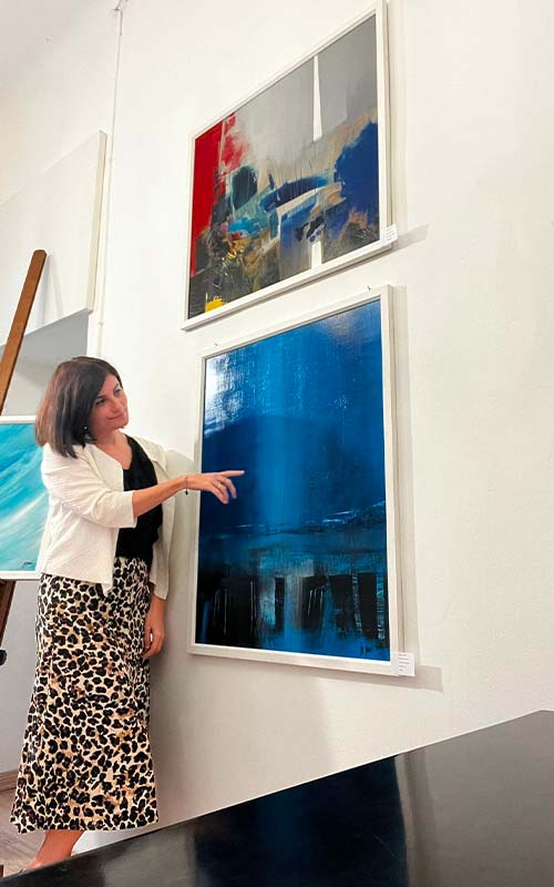 Giulia Zanesi con l'opera dell’artista Mauro Bursi