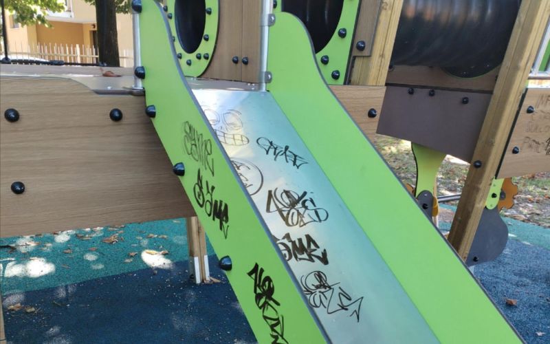 scivolo vandalizzato
