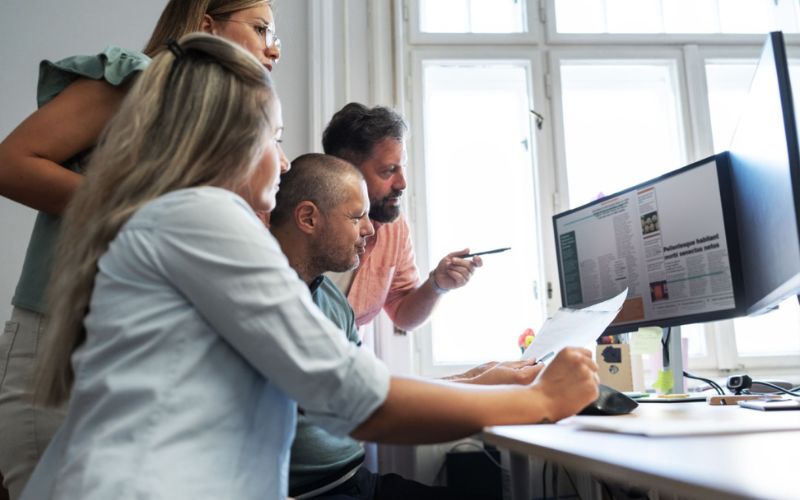 giornalisti in redazione