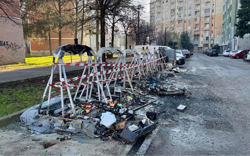 rozzano vandali cassonetto