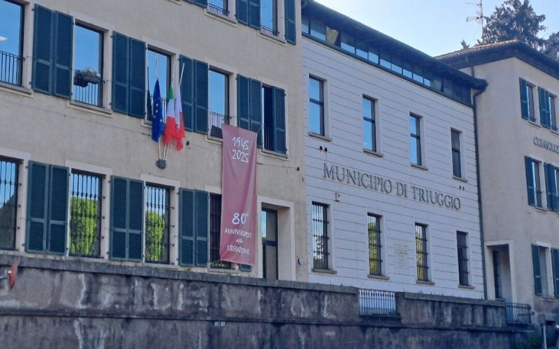 municipio triuggio con bandere a mezz'asta