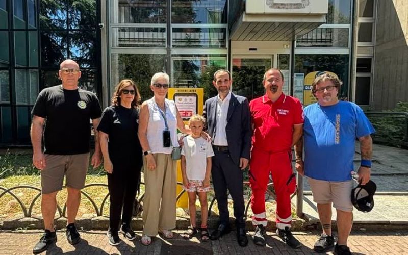 opera defibrillatore