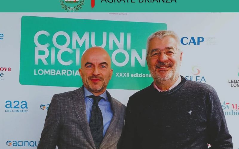 agrate comune riciclone l’assessore ai Lavori Pubblici ed Ecologia, Roberto Strabello, ritira il premio a nome della città, insieme al Direttore Generale di CEM Ambiente, Davide Iannarelli.