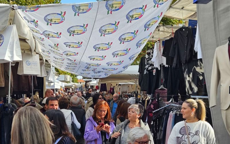 bancarelle mercato ambulanti di forte dei marmi