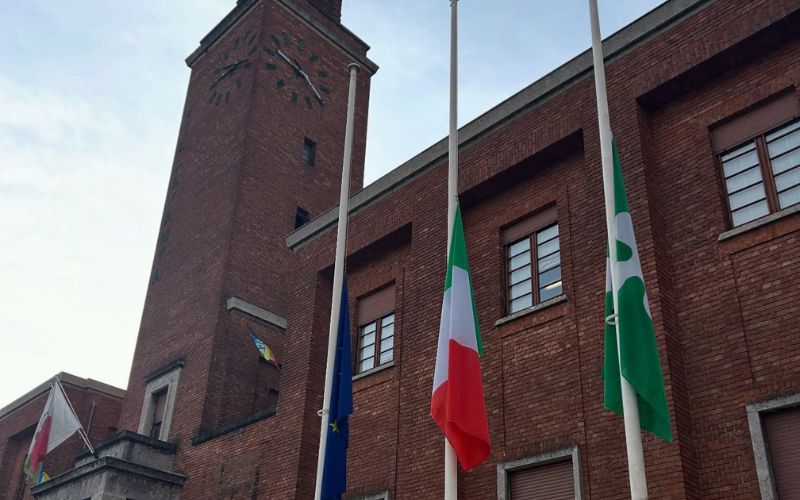 villasanta municipio bandiere mezz asta